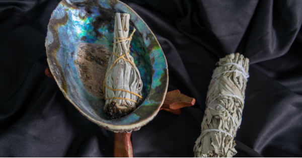 Smudge Stick o Incenso Sciamanico: Cos’è e Come Prepararlo