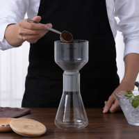 Inserire la polvere di caffè o le foglie di tè nel filtro